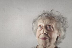 Femme âgée le regard perdu souffrant d'Alzheimer